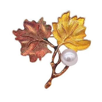 1 ADET Akçaağaç Yaprakları Tasarım Retro Broş Pins Metal İnci Dekorasyon Altın Renk Broş Pins Kadınlar Partisi Takı
