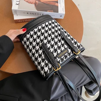 Beibao bu yıl popüler bir küçük çanta. Kadın 2020 yeni çok yönlü basit omuz çantası net kırmızı niş tasarım Kova Çanta