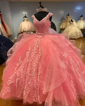 Tatlı 16 Yıl Pembe Dantel Quinceanera Elbise Balo Seksi V Boyun Kabarık Korse Geri Kat Uzunluk Aplikler Örgün Masquerade törenlerinde